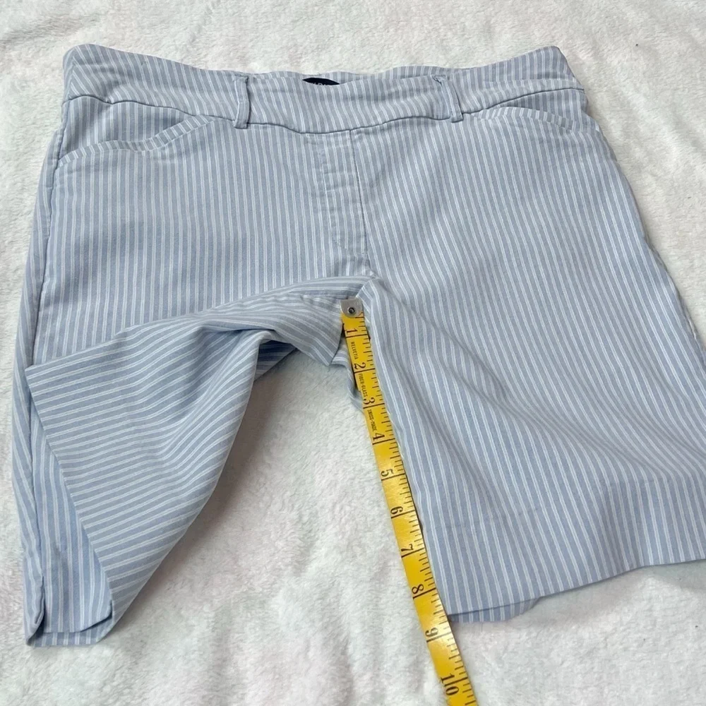 Hilary Radley Pull On Bermuda Shorts Striped Blue White Pockets Large Stretch